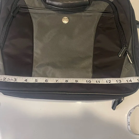 Targus Two-Tone Laptop Bag - Picture 10 of 11